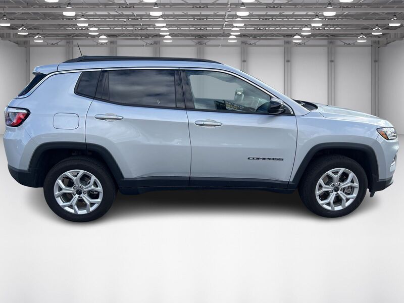 2025 Jeep Compass Latitude photo 2