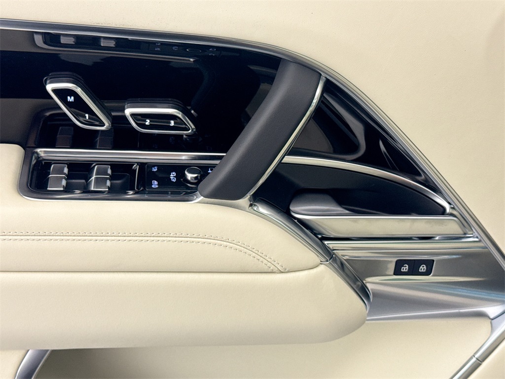 2025 Land Rover Range Rover SE photo 14