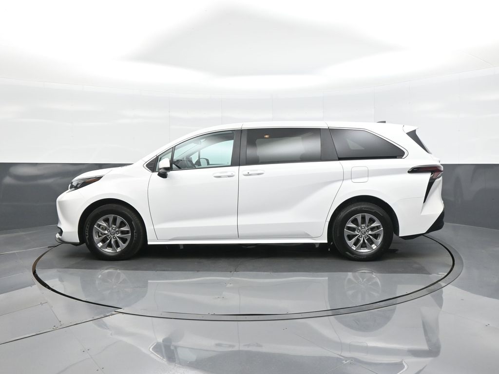 2025 Toyota Sienna LE photo 4