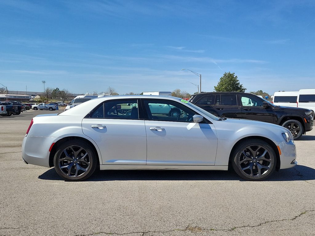 2023 Chrysler 300 S photo 4