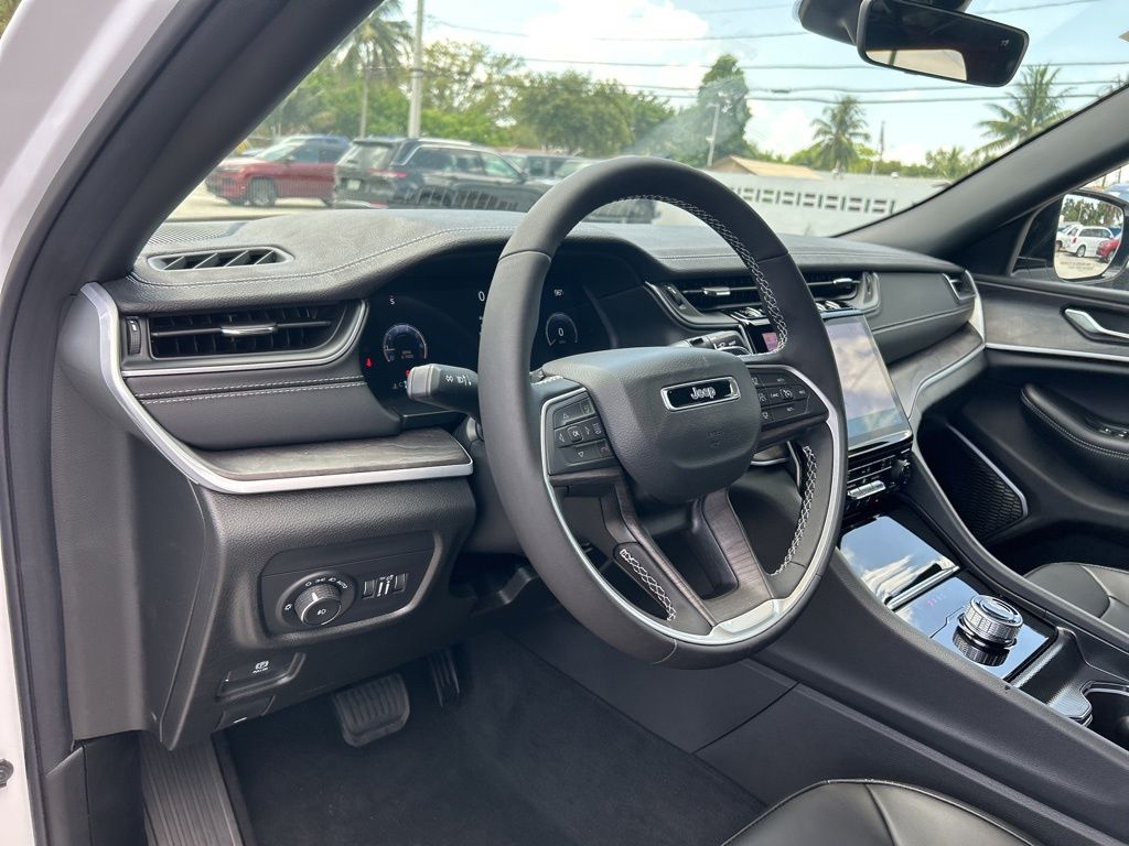 2025 Jeep Grand Cherokee Limited photo 3