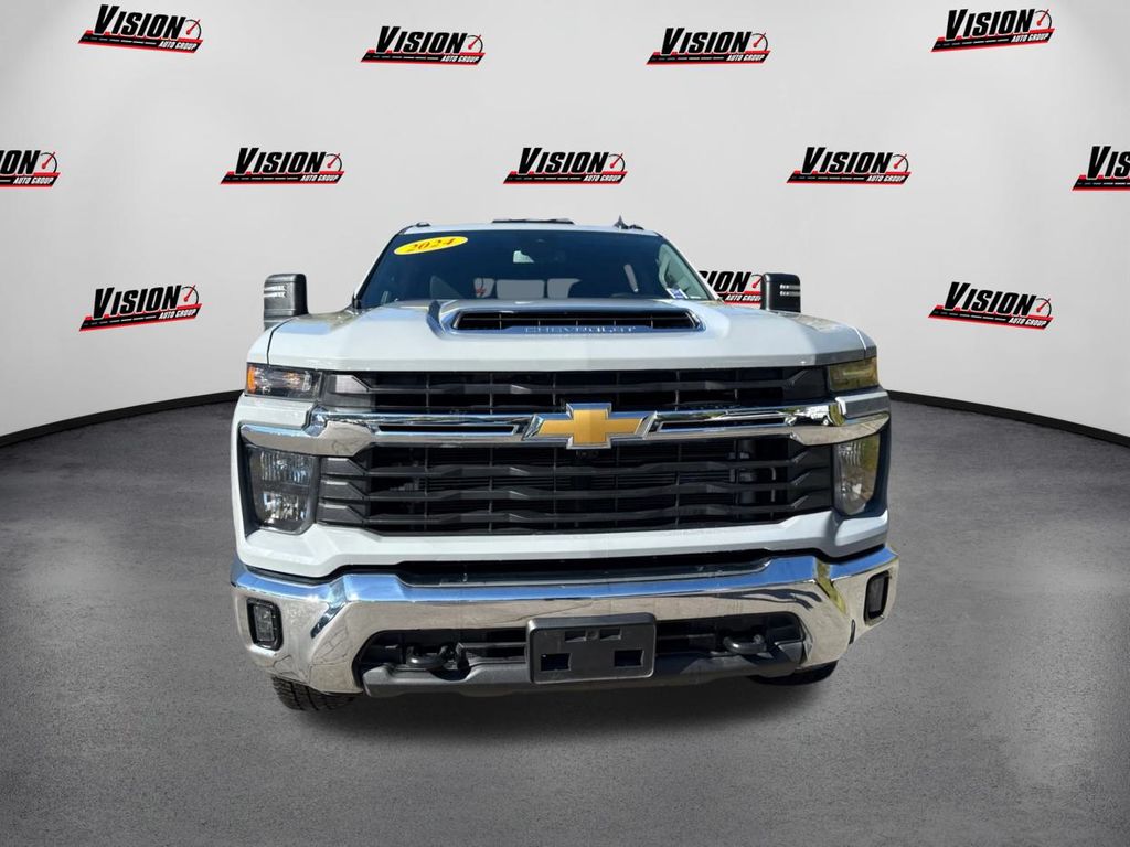 2024 Chevrolet Silverado 2500HD LT photo 2