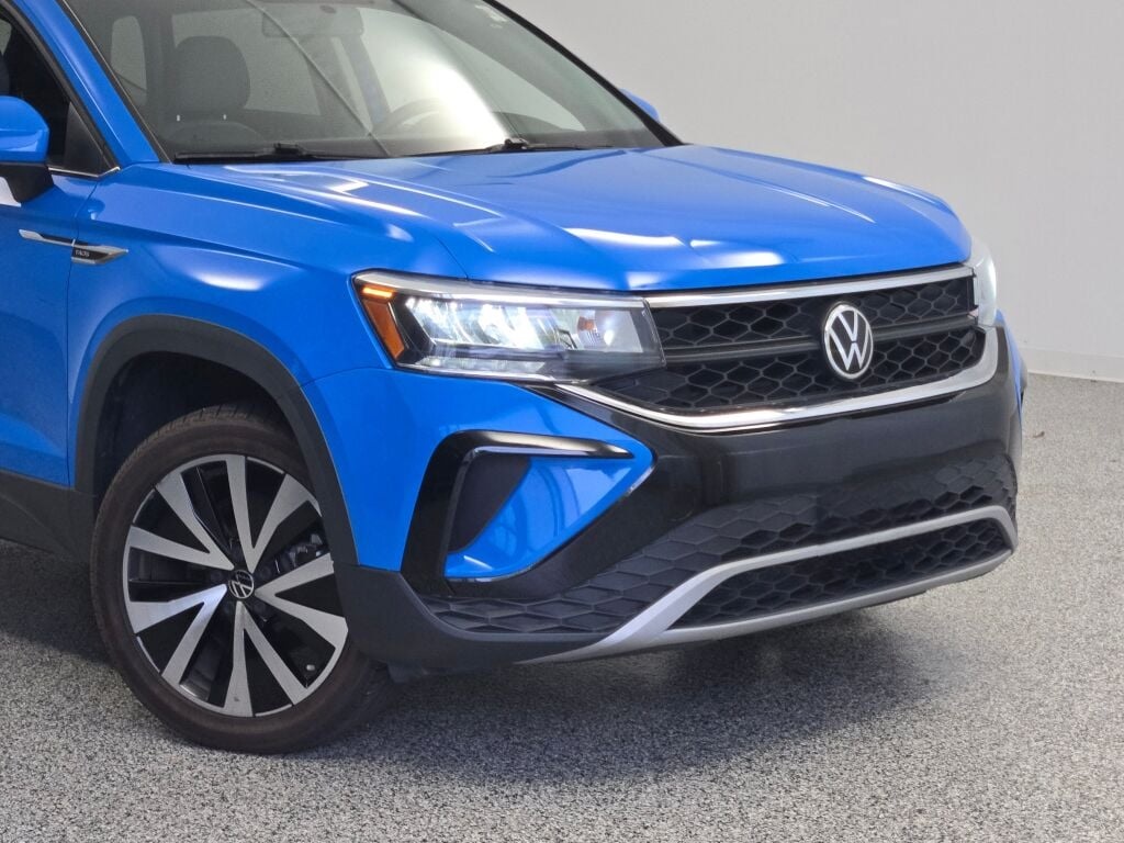 2022 Volkswagen Taos SE photo 2
