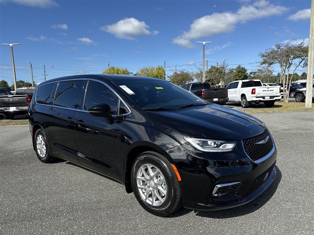2026 Chrysler Pacifica Select's photo