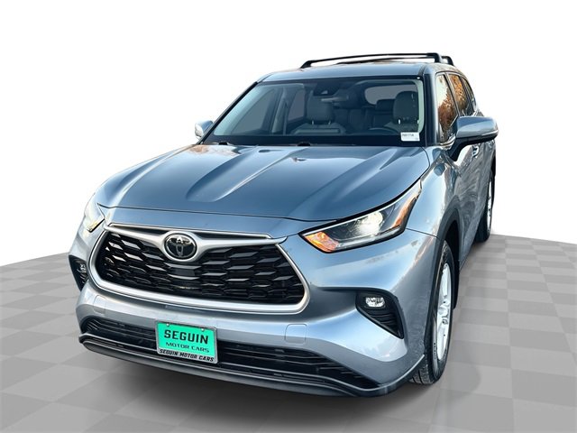 2021 Toyota Highlander LE's photo