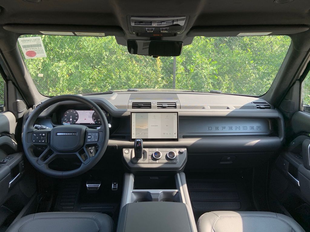 2025 Land Rover Defender 110 V8 photo 18