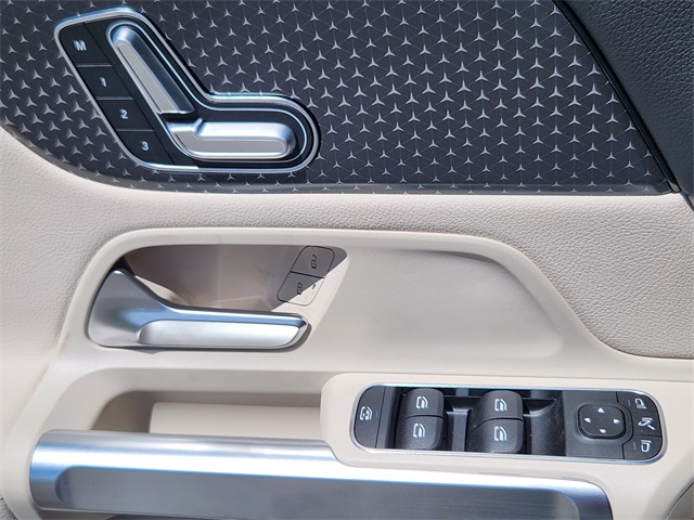 2025 Mercedes Benz GLB 250 4MATIC photo 11