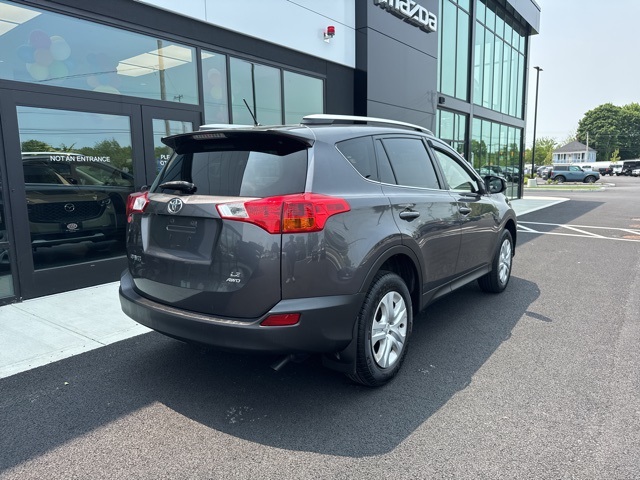 2015 Toyota RAV4 LE photo 3