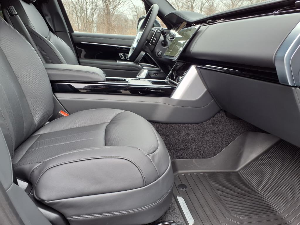 2025 Land Rover Range Rover SE photo 3