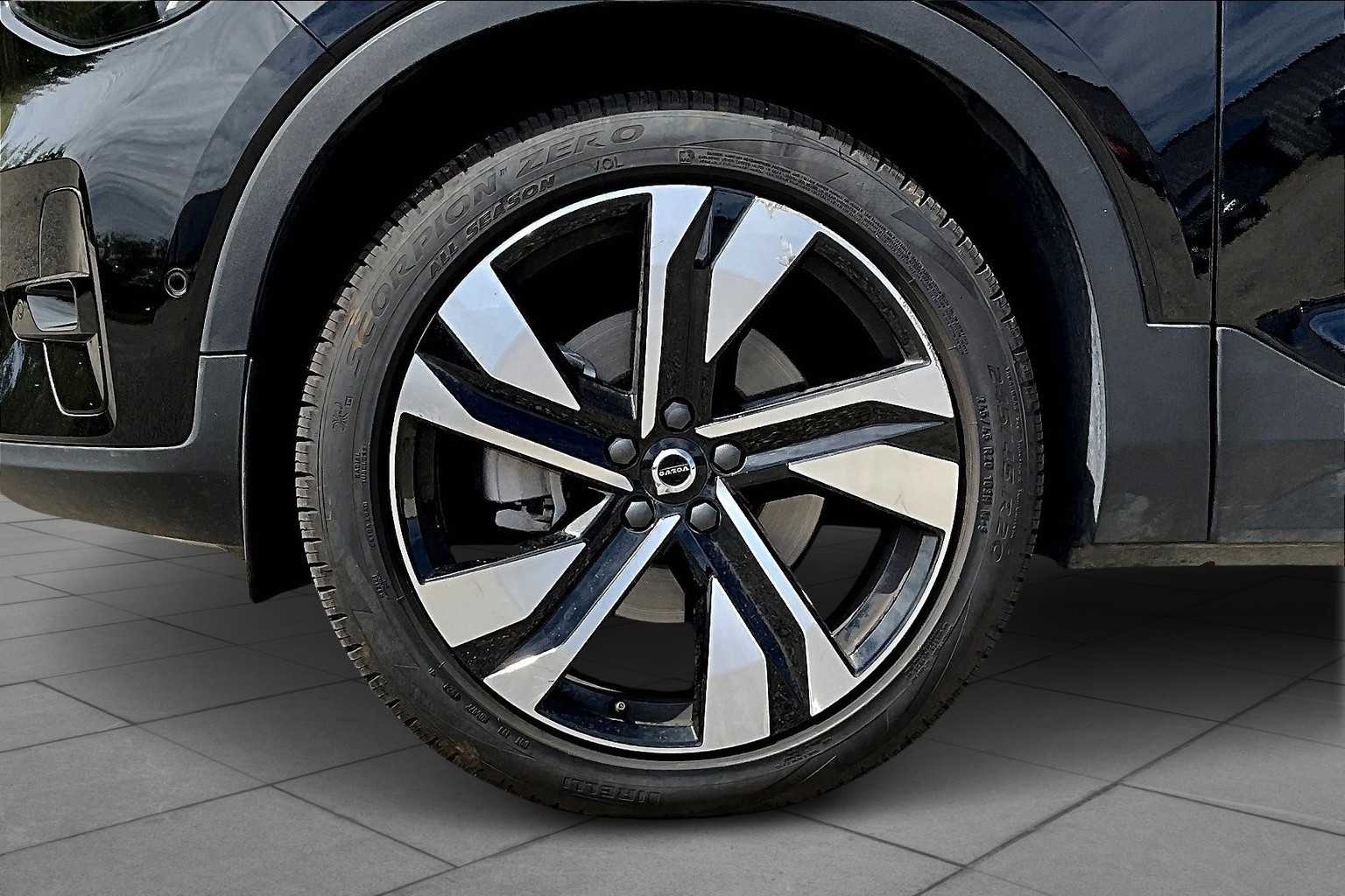 2025 Volvo XC40 Plus photo 10