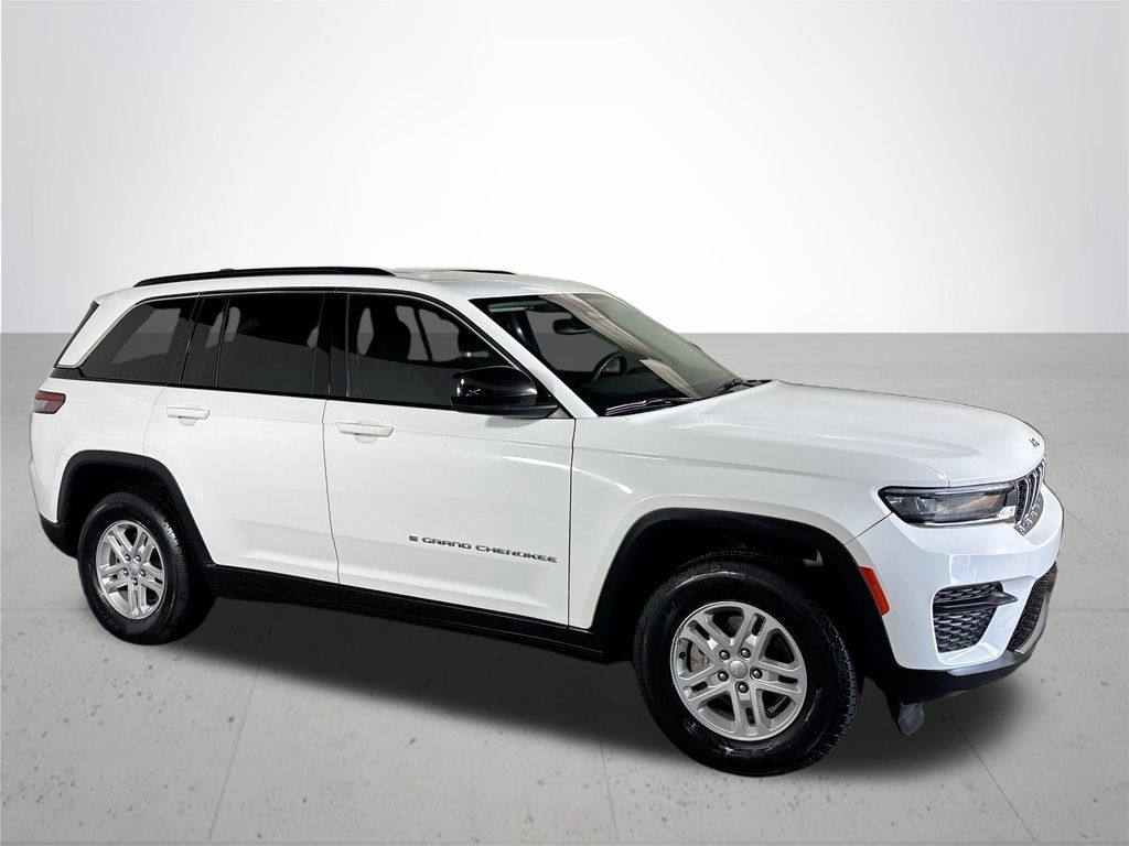 2023 Jeep Grand Cherokee Laredo photo 3