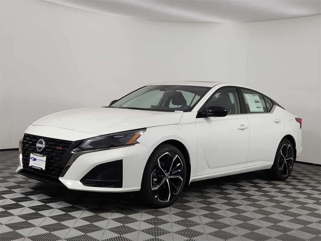 2025 Nissan Altima SR's photo