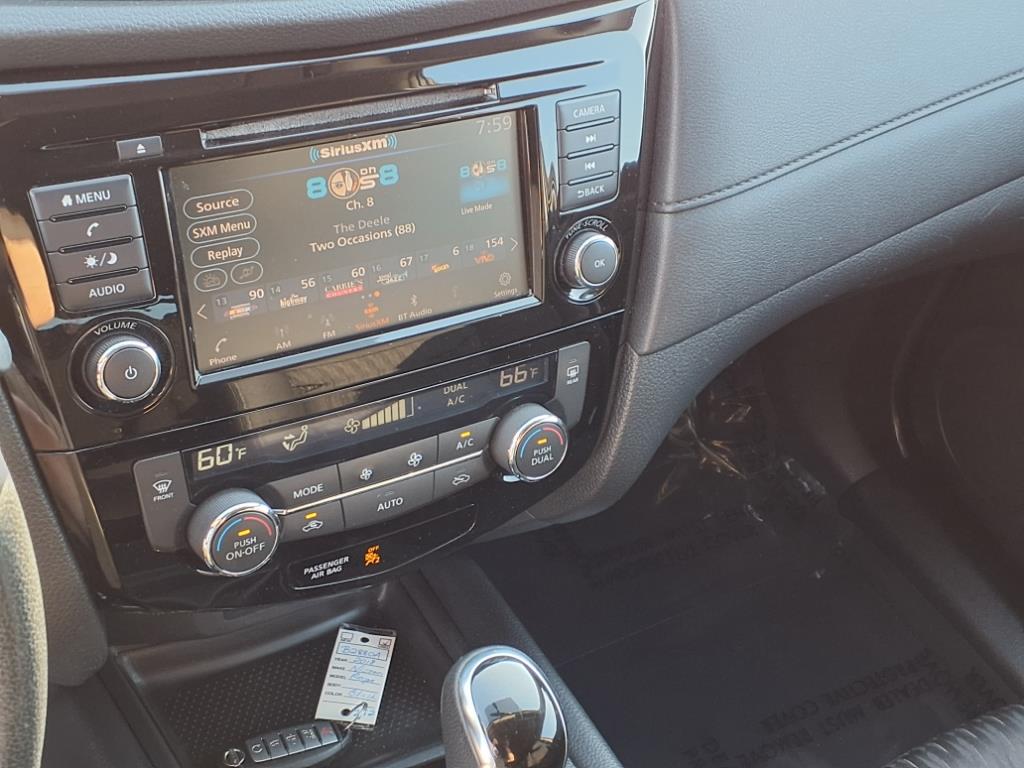 2018 Nissan Rogue SV photo 3