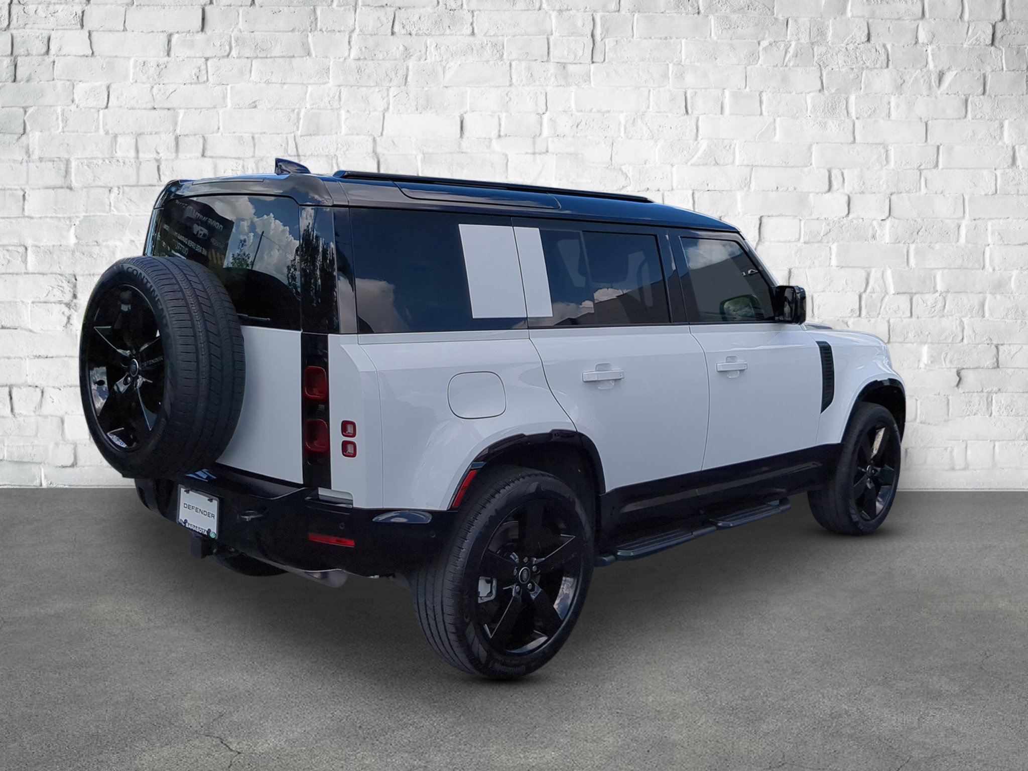 2025 Land Rover Defender X-Dynamic SE photo 4