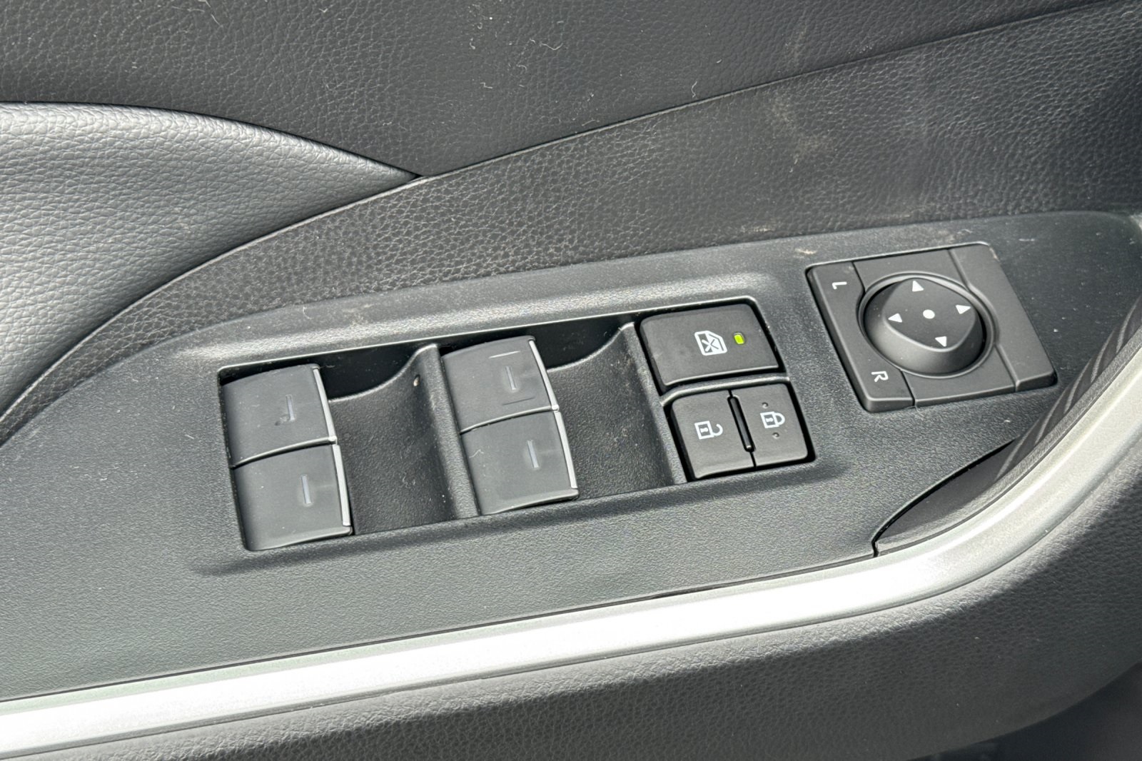 2025 Toyota RAV4 XLE photo 8
