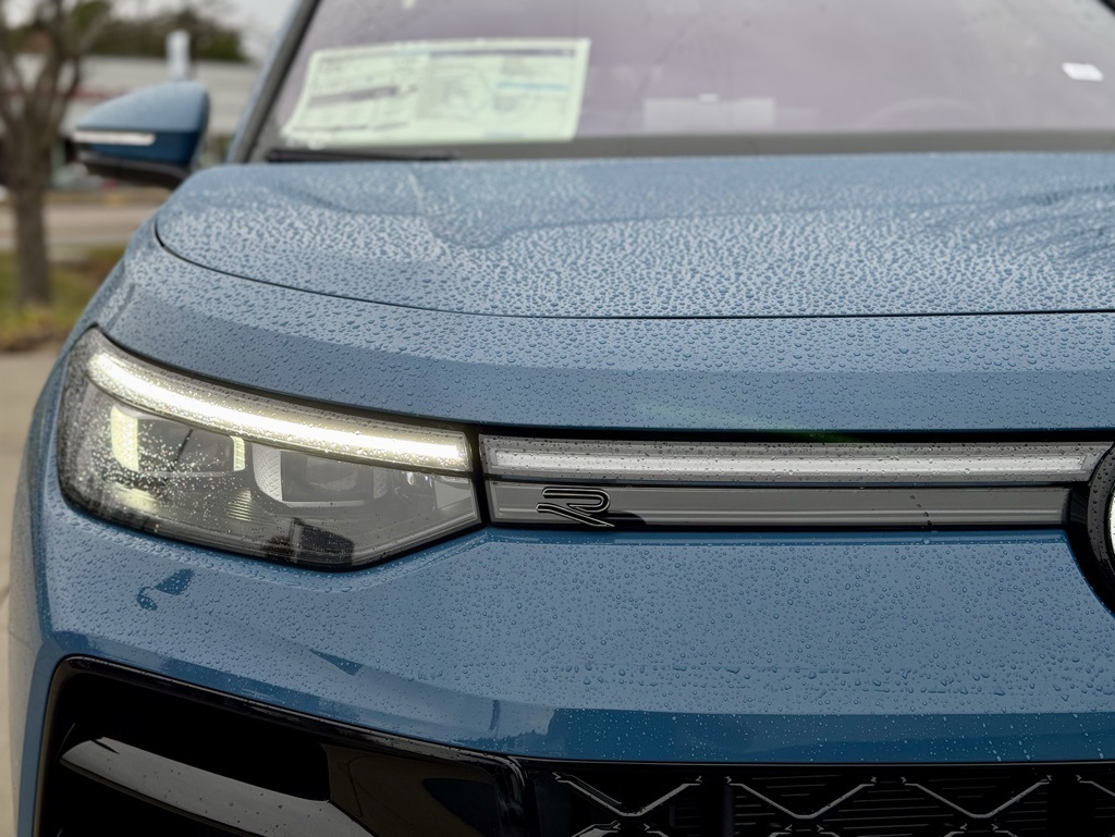 2026 Volkswagen Tiguan SEL R-Line photo 3