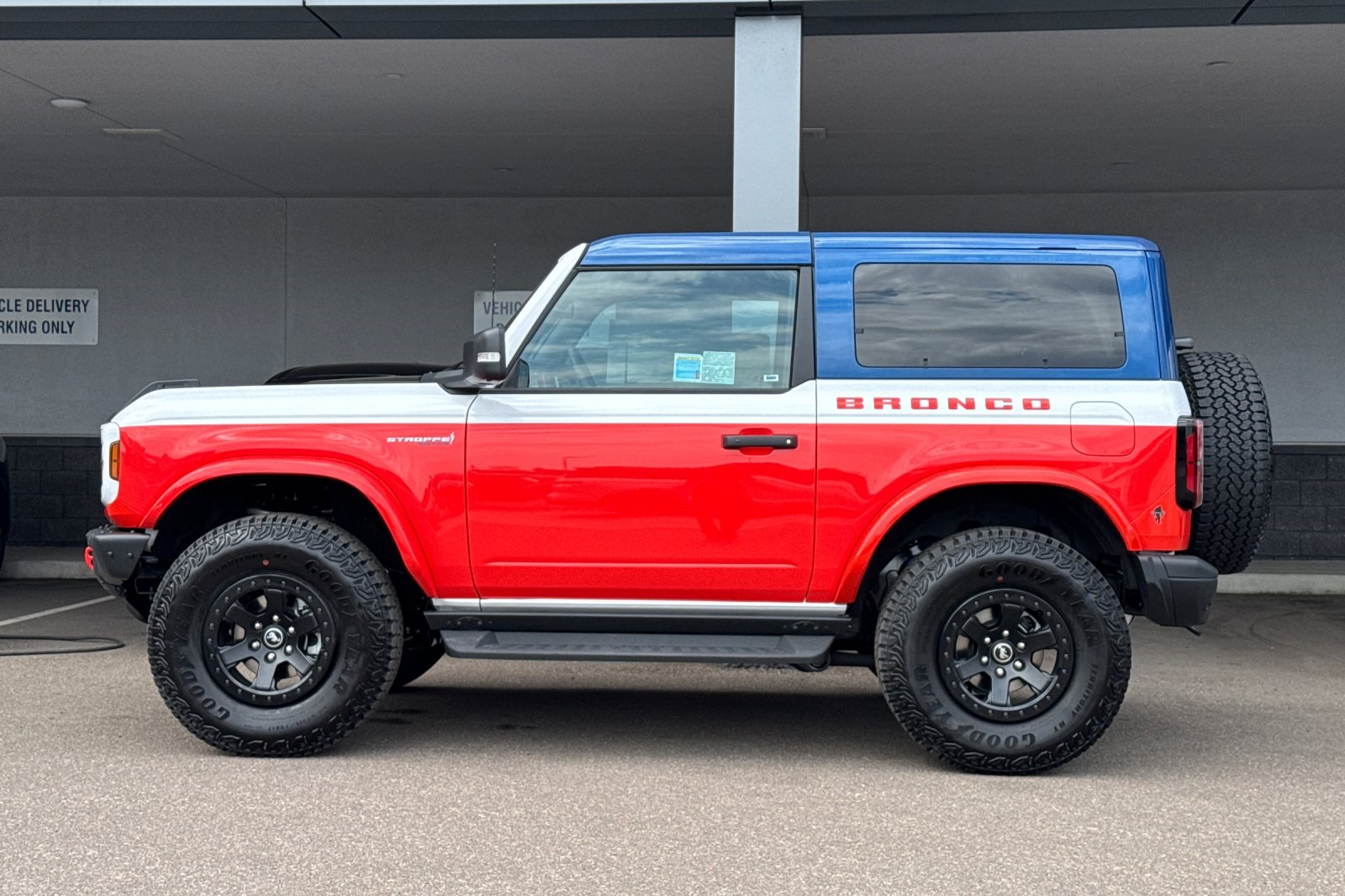 2025 Ford Bronco First Edition photo 6