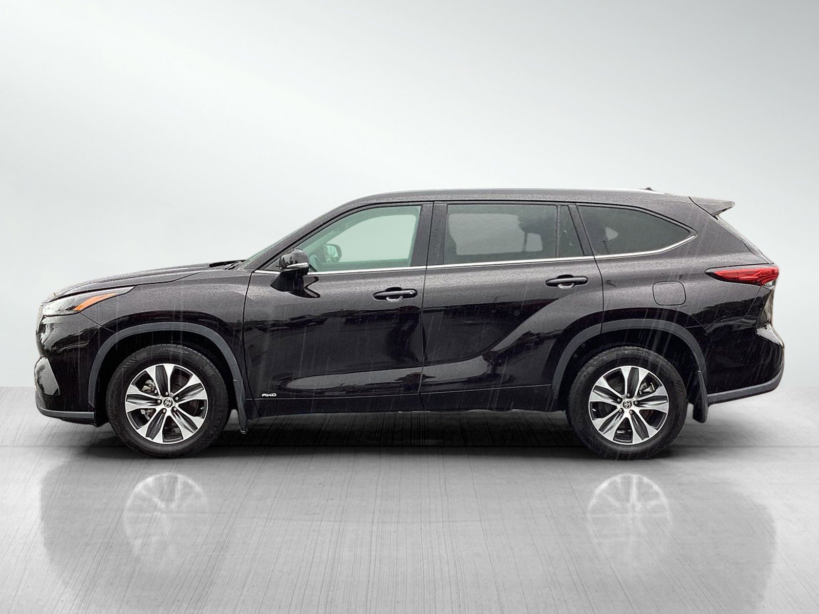 Used 2022 Toyota Highlander XLE with VIN 5TDGBRCH0NS094562 for sale in Brainerd, Minnesota
