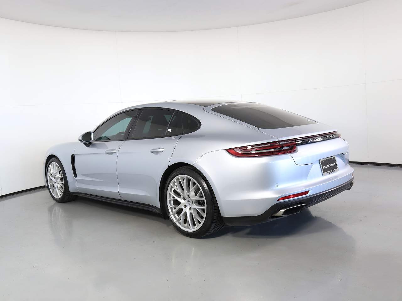 2018 Porsche Panamera Base 4 photo 3