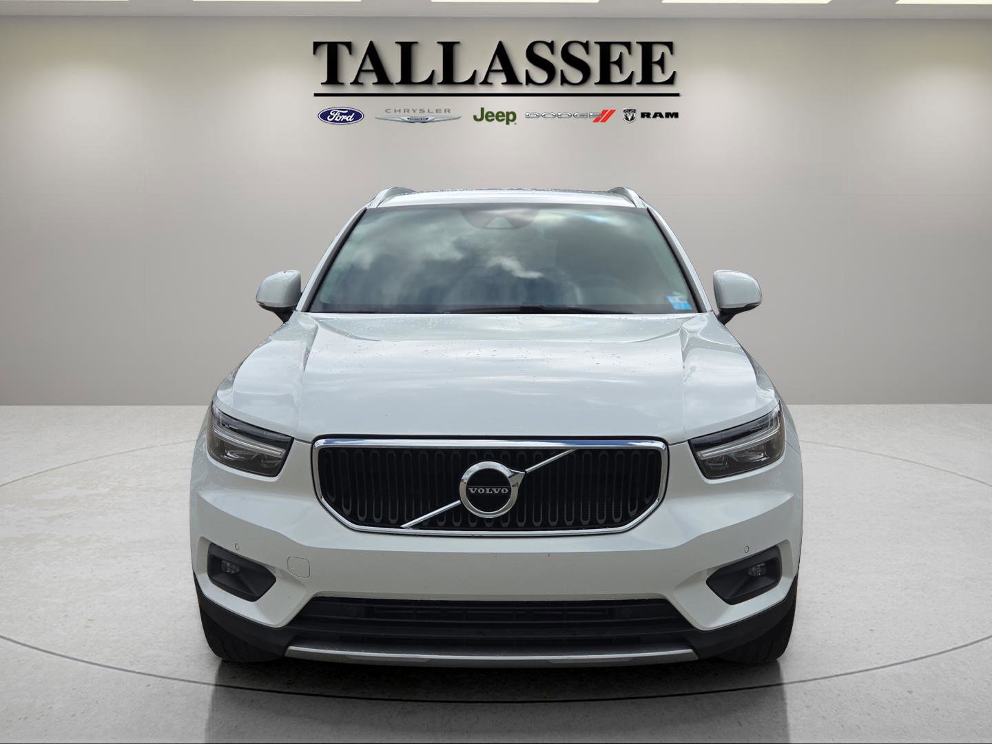 2022 Volvo XC40 Momentum photo 2