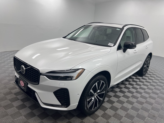 2024 Volvo XC60 B5 Plus photo 2