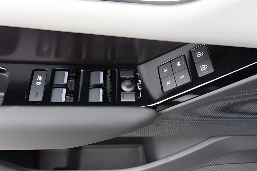 2026 Land Rover Range Rover Velar SE photo 11