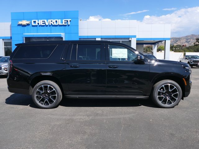 2026 Chevrolet Suburban RST photo 2
