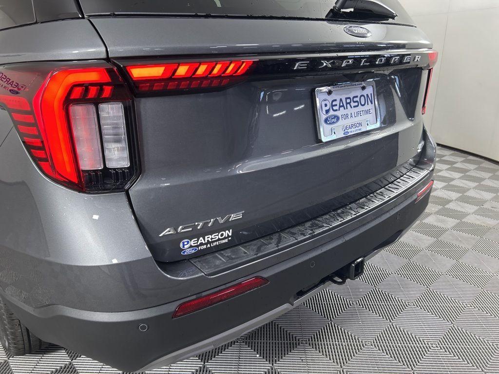 2025 Ford Explorer photo 6
