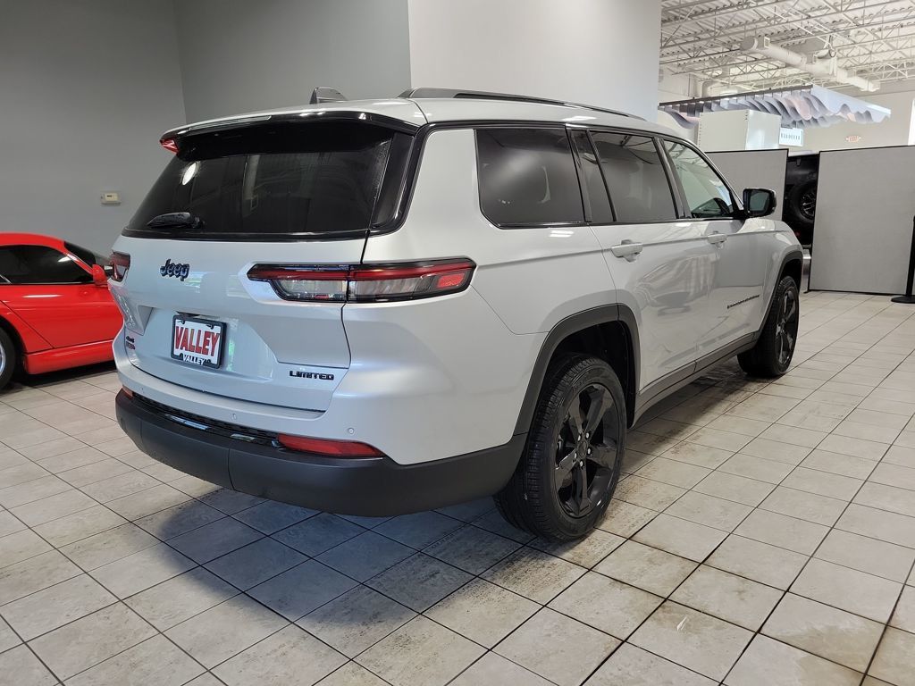 2025 Jeep Grand Cherokee Limited photo 3