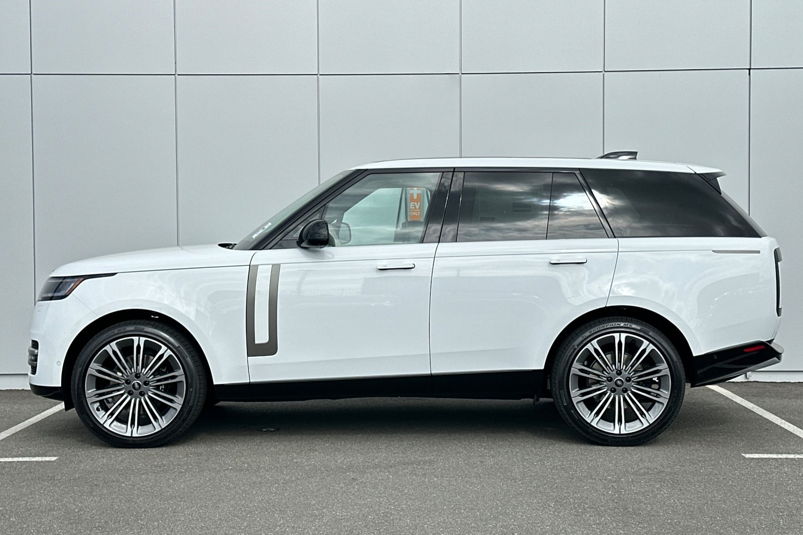 2025 Land Rover Range Rover SE photo 2