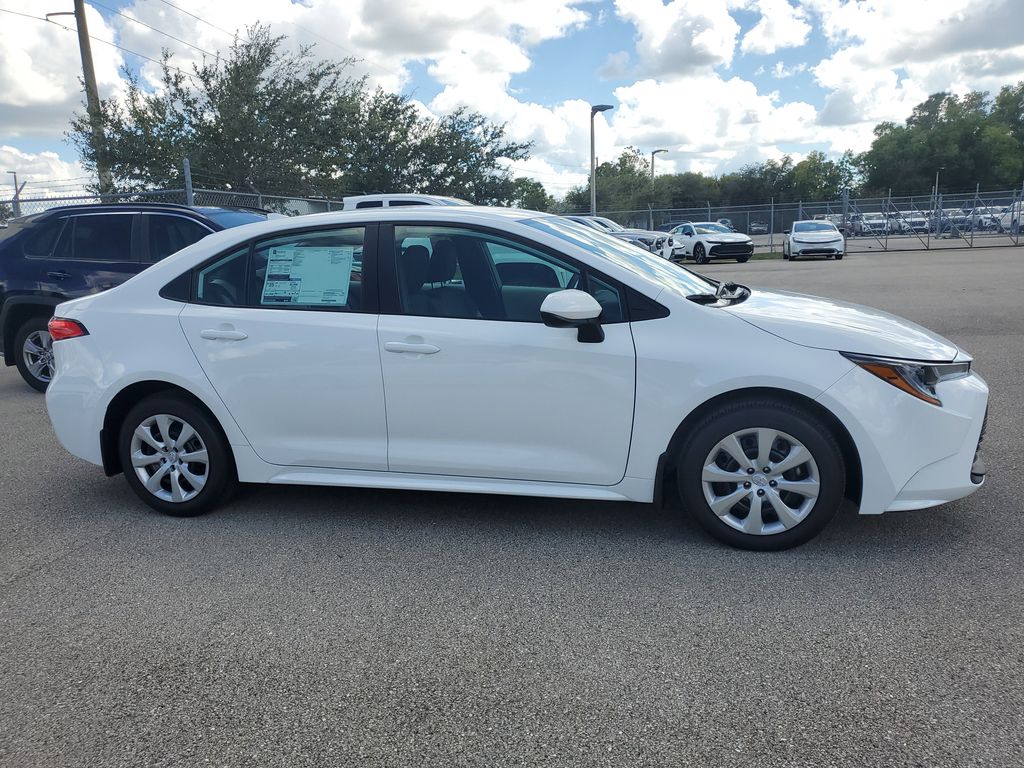 2025 Toyota Corolla LE photo 4