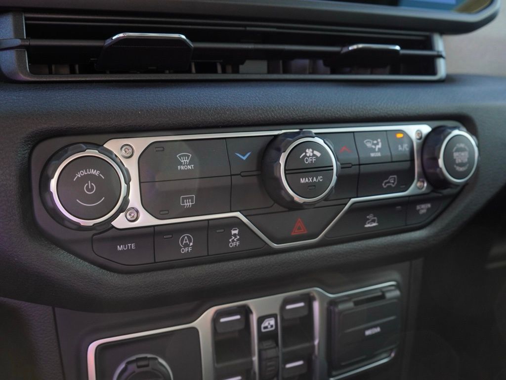 New 2026 Bright White Clear-Coat Exterior Paint Jeep 4-Door Sport S image 15