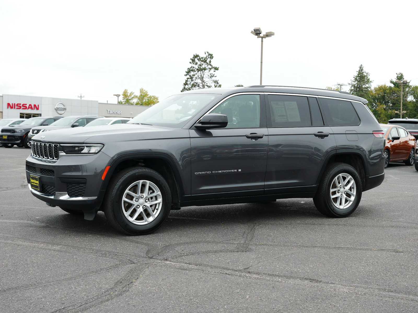 2023 Jeep Grand Cherokee Laredo photo 3