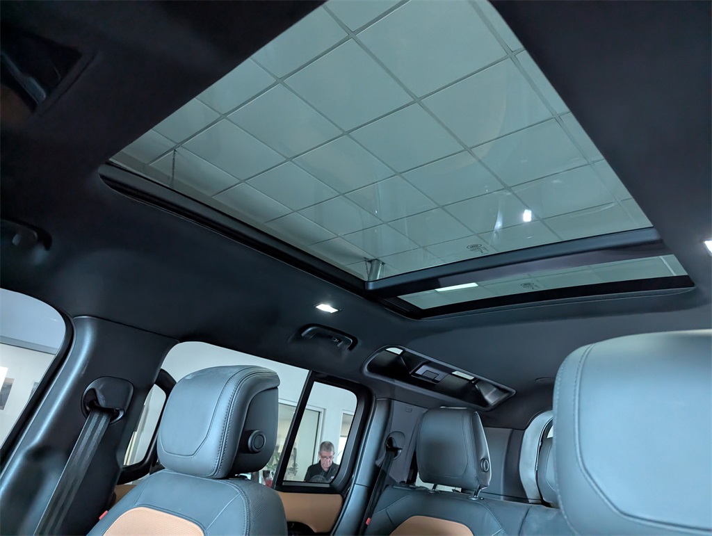 2023 Land Rover Defender 110 photo 25