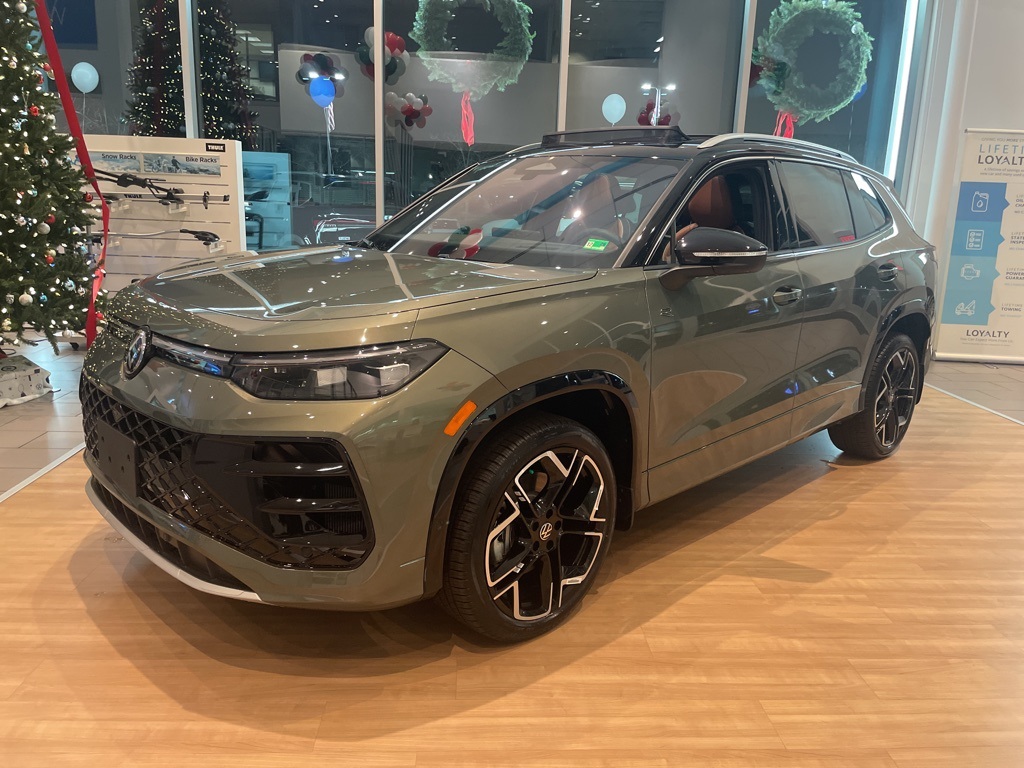 2026 Volkswagen Tiguan SEL R-LINE TURBO's photo