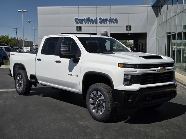 2025 Chevrolet Silverado 2500HD Custom photo 4