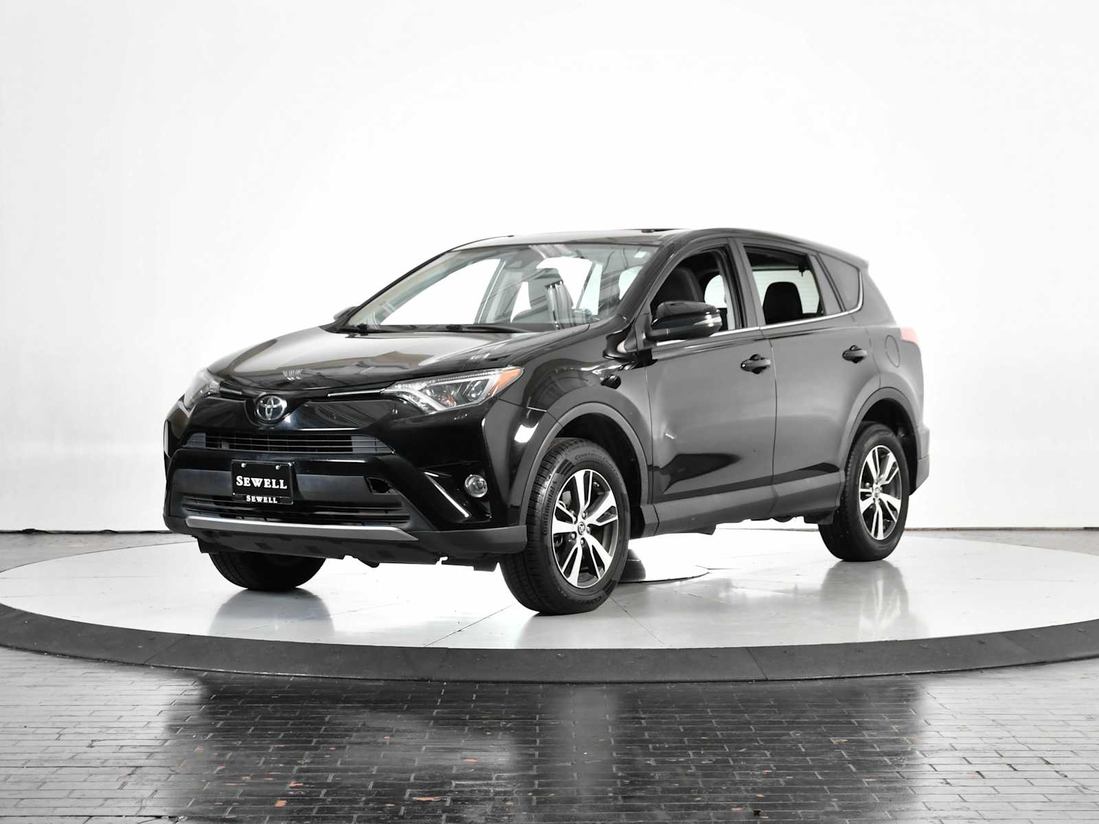 2018 Toyota RAV4 XLE's photo