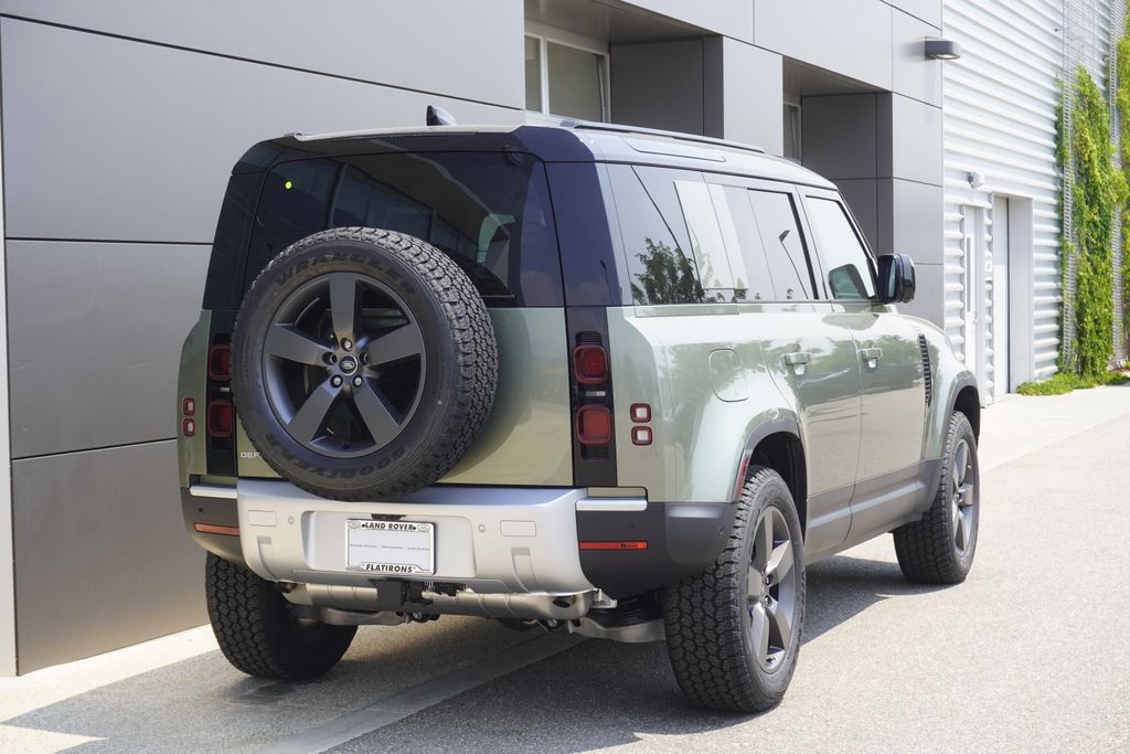 2025 Land Rover Defender 110 S photo 2