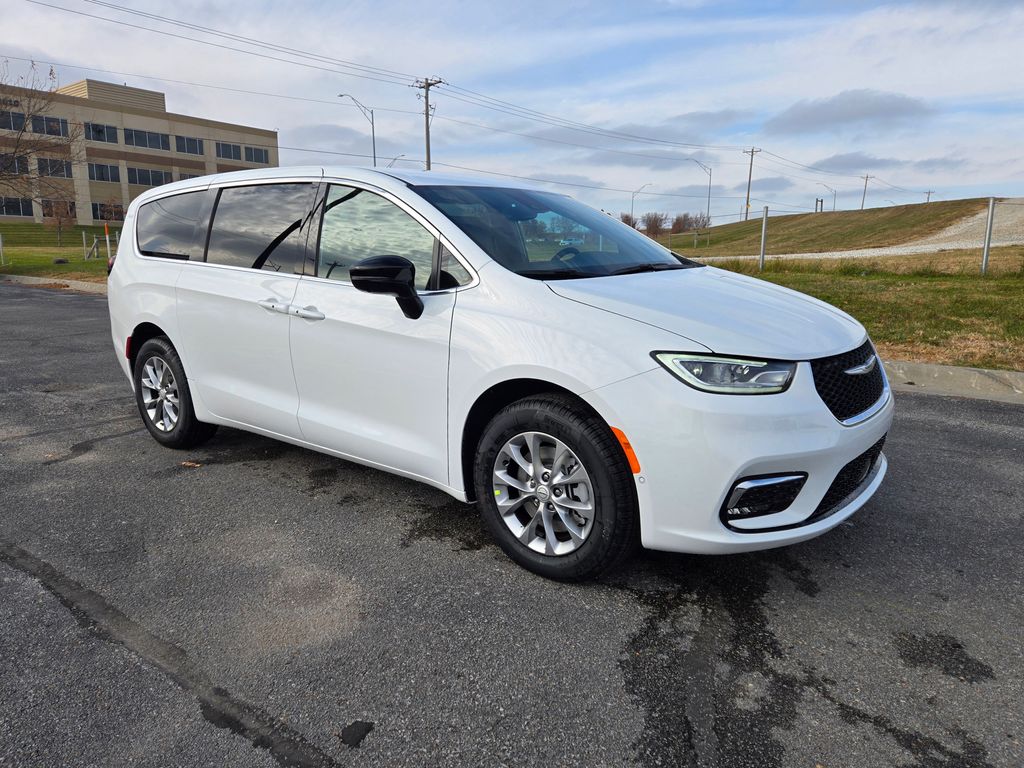 2026 Chrysler Pacifica Select's photo