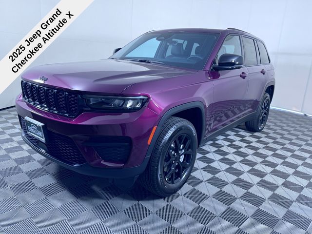 2025 Jeep Grand Cherokee Altitude photo 3