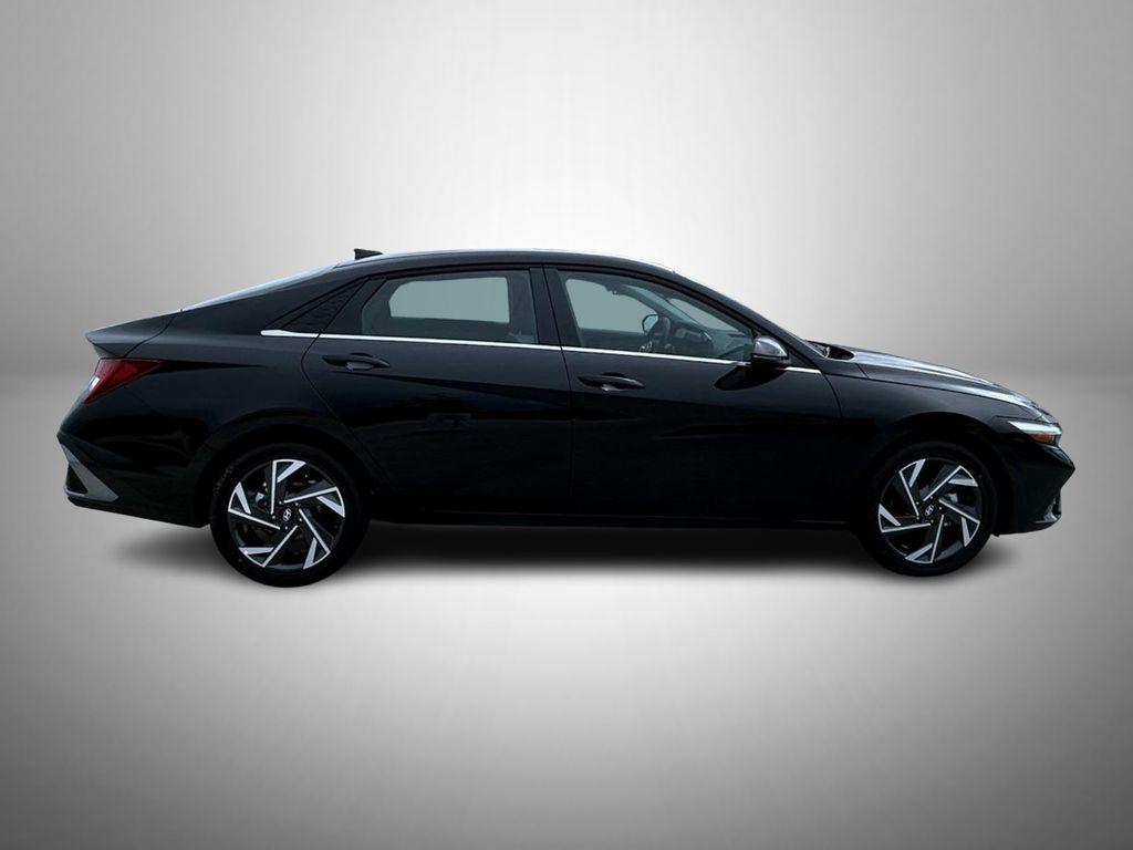 2025 Hyundai Elantra Limited photo 4