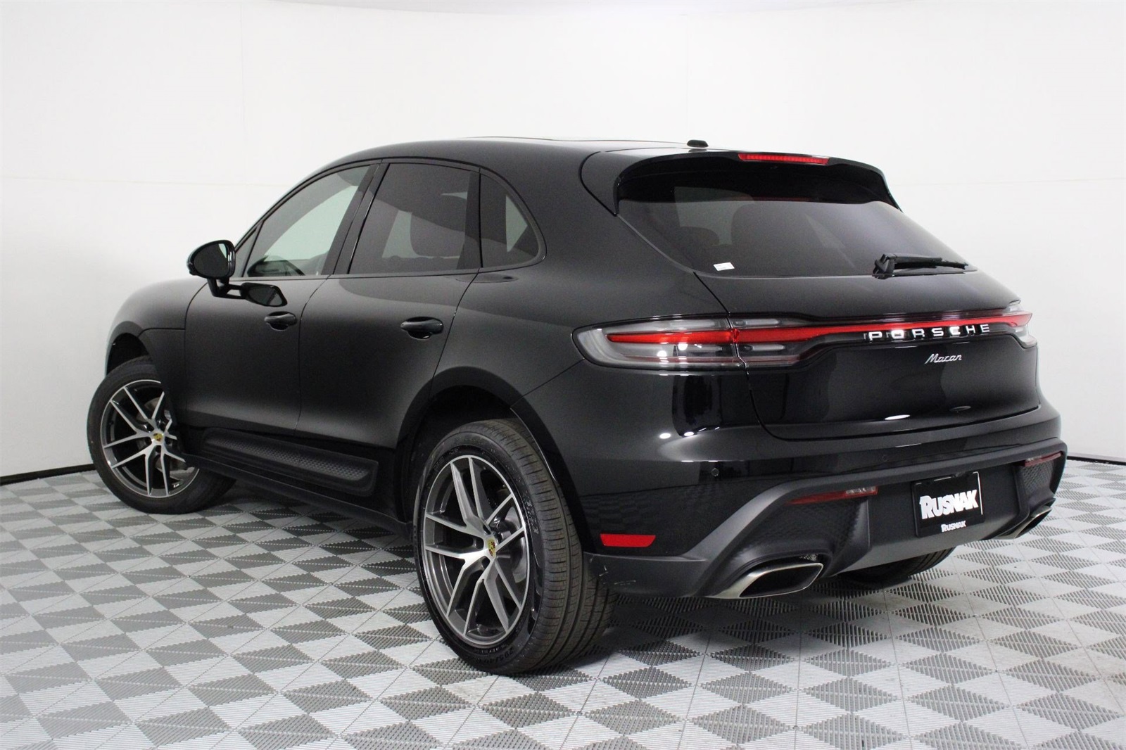2025 Porsche Macan T photo 3