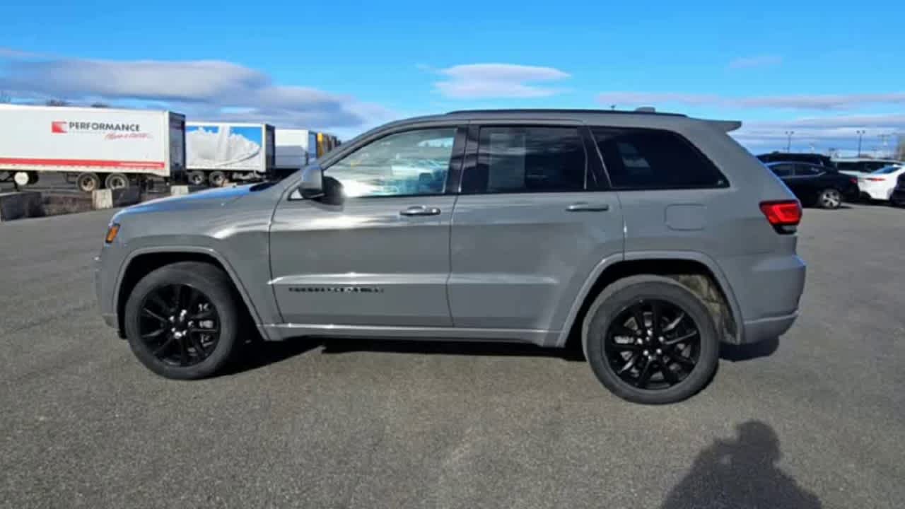 2021 Jeep Grand Cherokee Laredo X photo 3