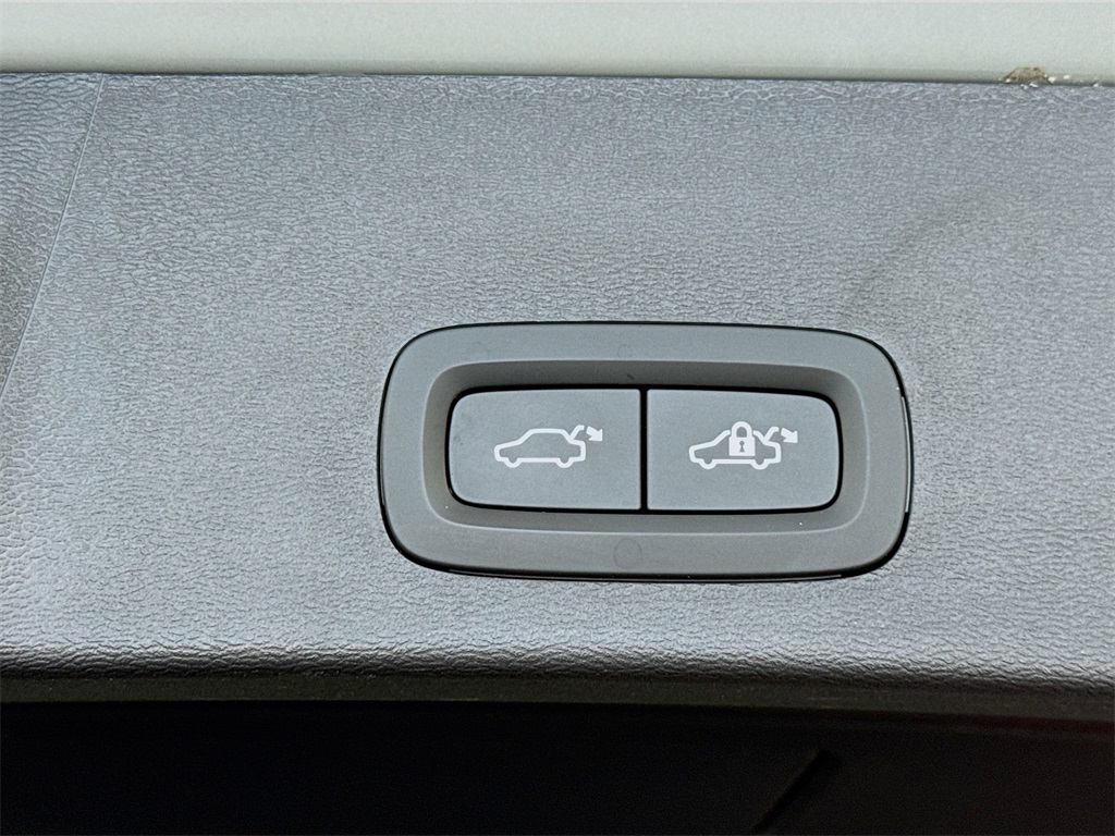2025 Volvo XC40 Core photo 17