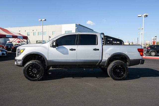 2018 Nissan Titan Crew Cab PRO-4X photo 2