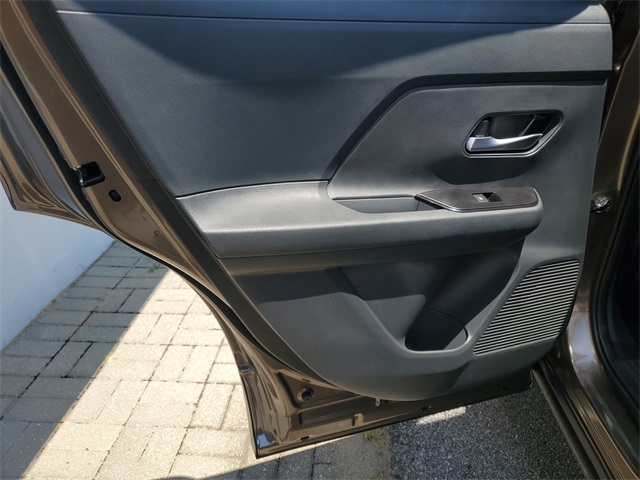2025 Nissan Kicks SV photo 17