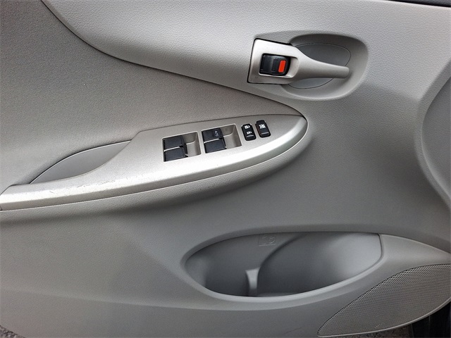 2011 Toyota Corolla LE photo 19