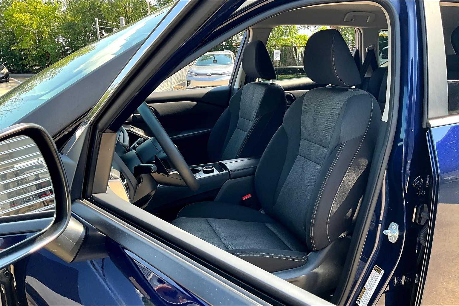 2024 Nissan Rogue SV photo 4