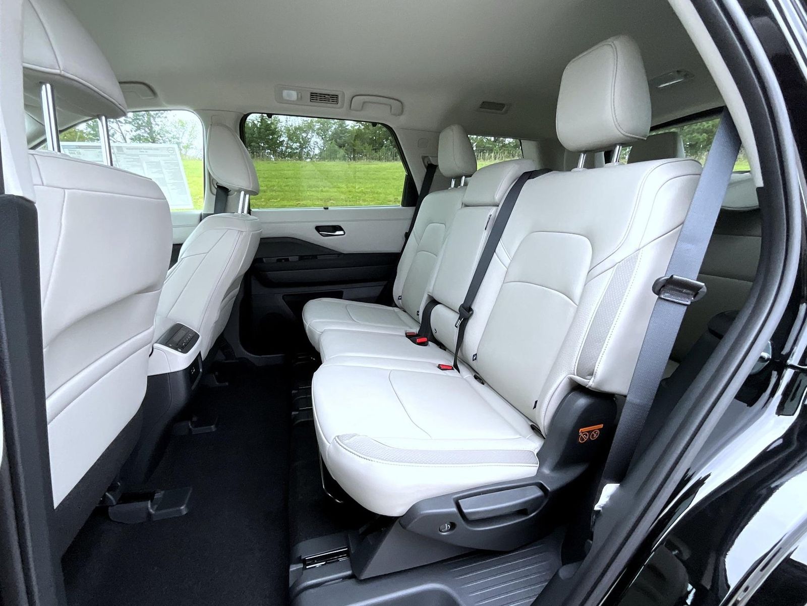 2025 Nissan Pathfinder SL photo 11