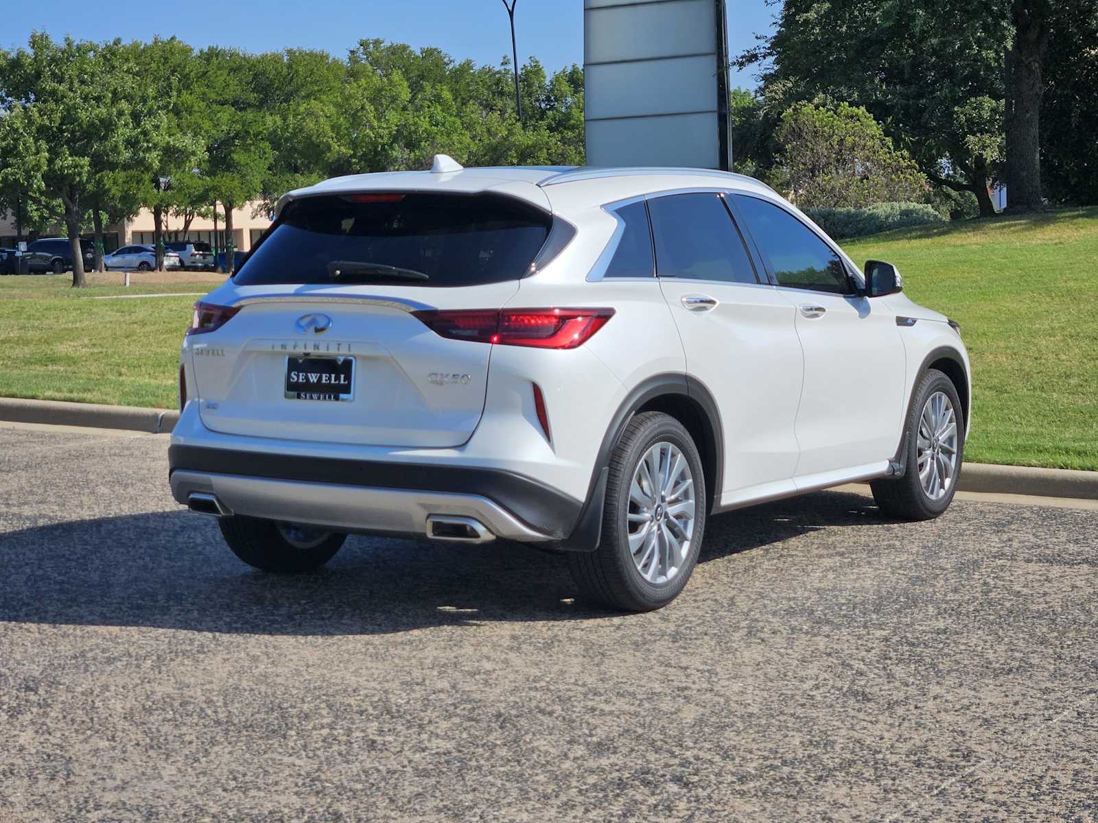 2025 Infiniti QX50 Luxe AWD photo 4